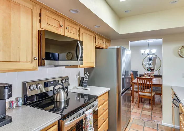 Private Pool & Fire Pit! Walkable Retreat Holiday home