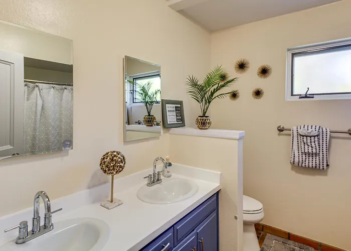 Private Pool & Fire Pit! Walkable Retreat Holiday home *