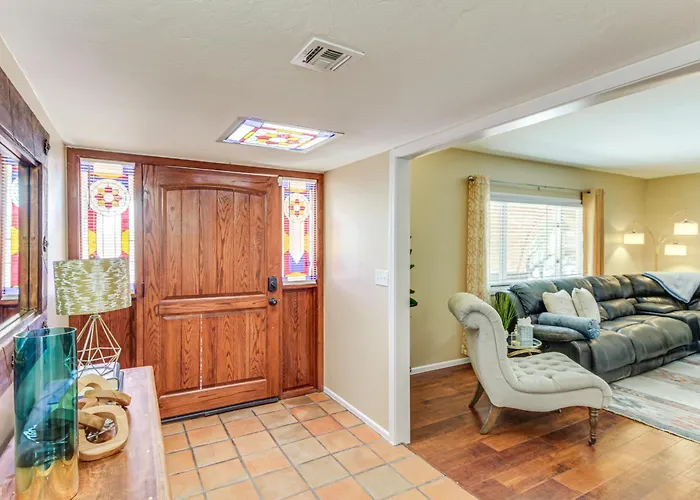 Private Pool & Fire Pit! Walkable Retreat Holiday home
