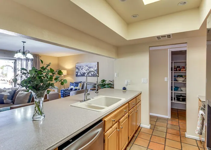 Holiday home Private Pool & Fire Pit! Walkable Retreat