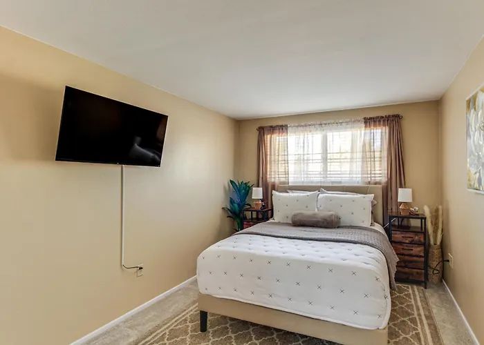 Private Pool & Fire Pit! Walkable Retreat Holiday home *