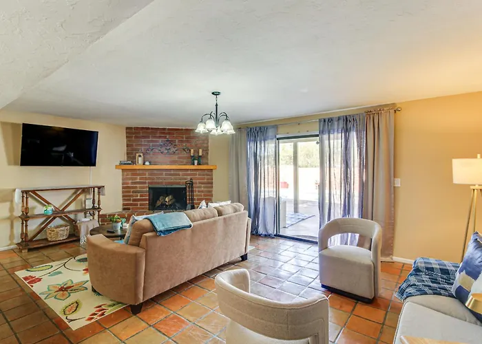 Private Pool & Fire Pit! Walkable Retreat Holiday home *